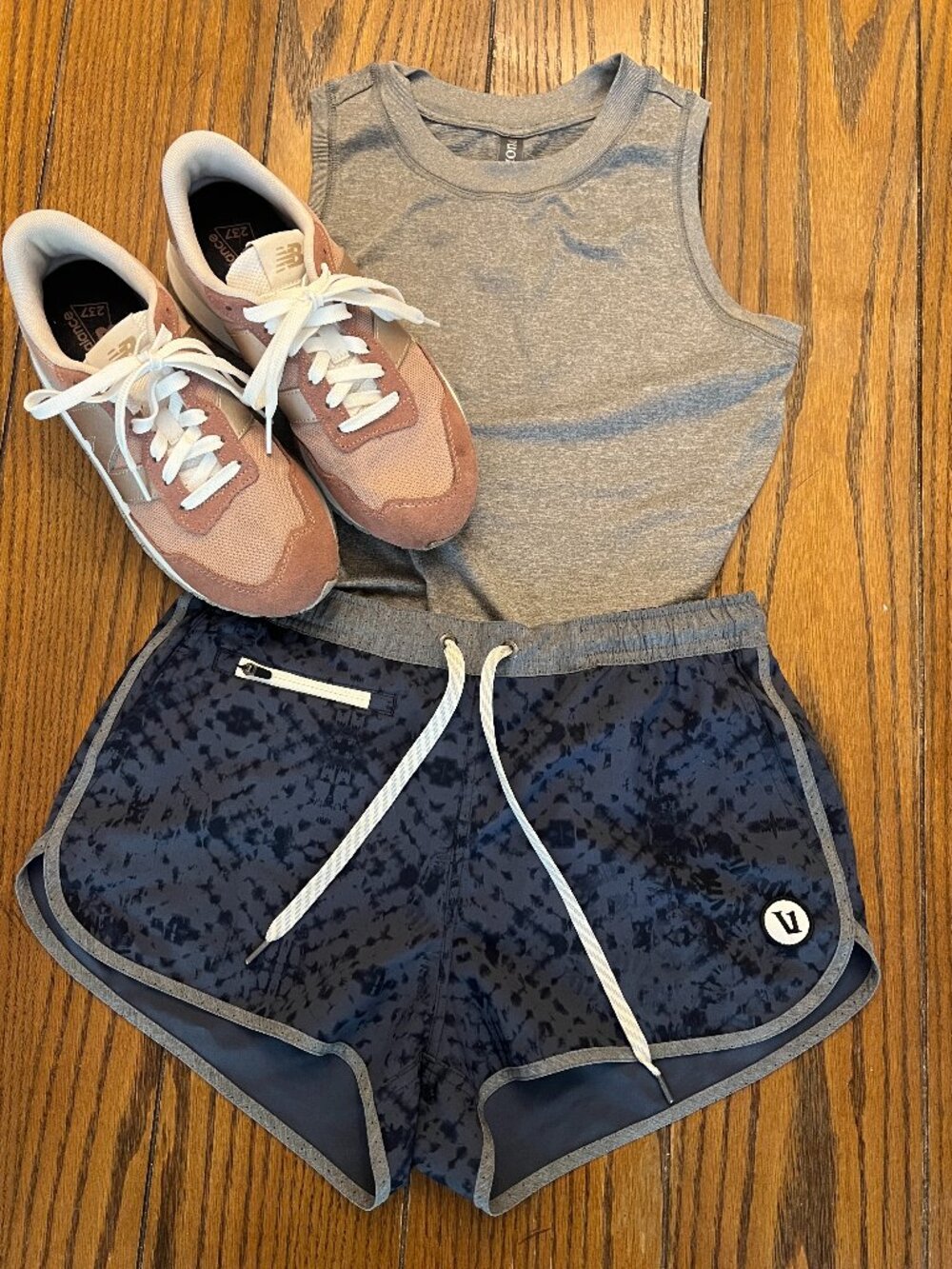 Vuori Tavi Boardshorts Women's Small Navy Gray Ocean Wave Athletic Shorts